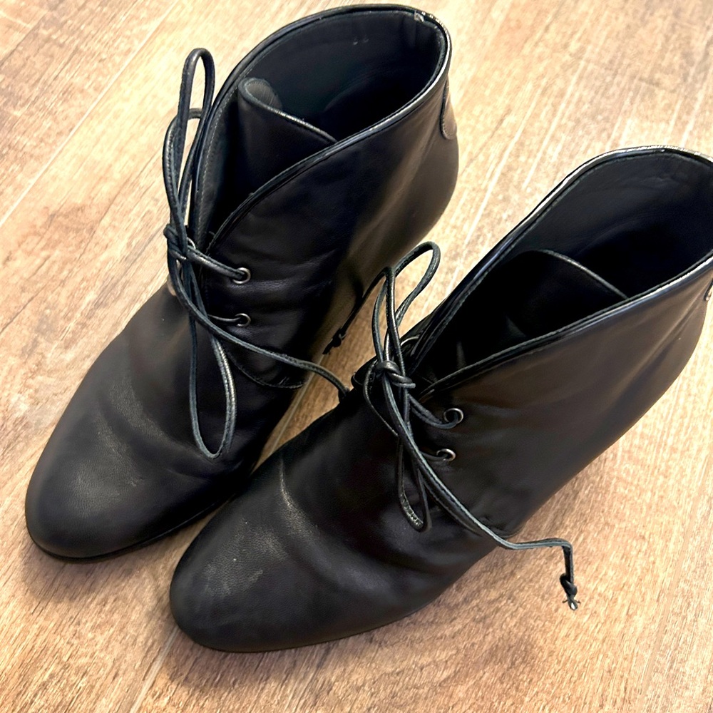 STUART WEITZMAN | Black Leather Ankle Boots / Booties